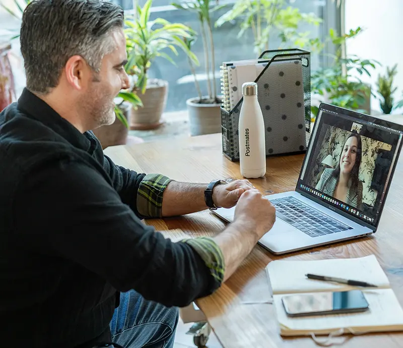 Un client parle avec un courtier immobilier dans un café sur un appel Zoom