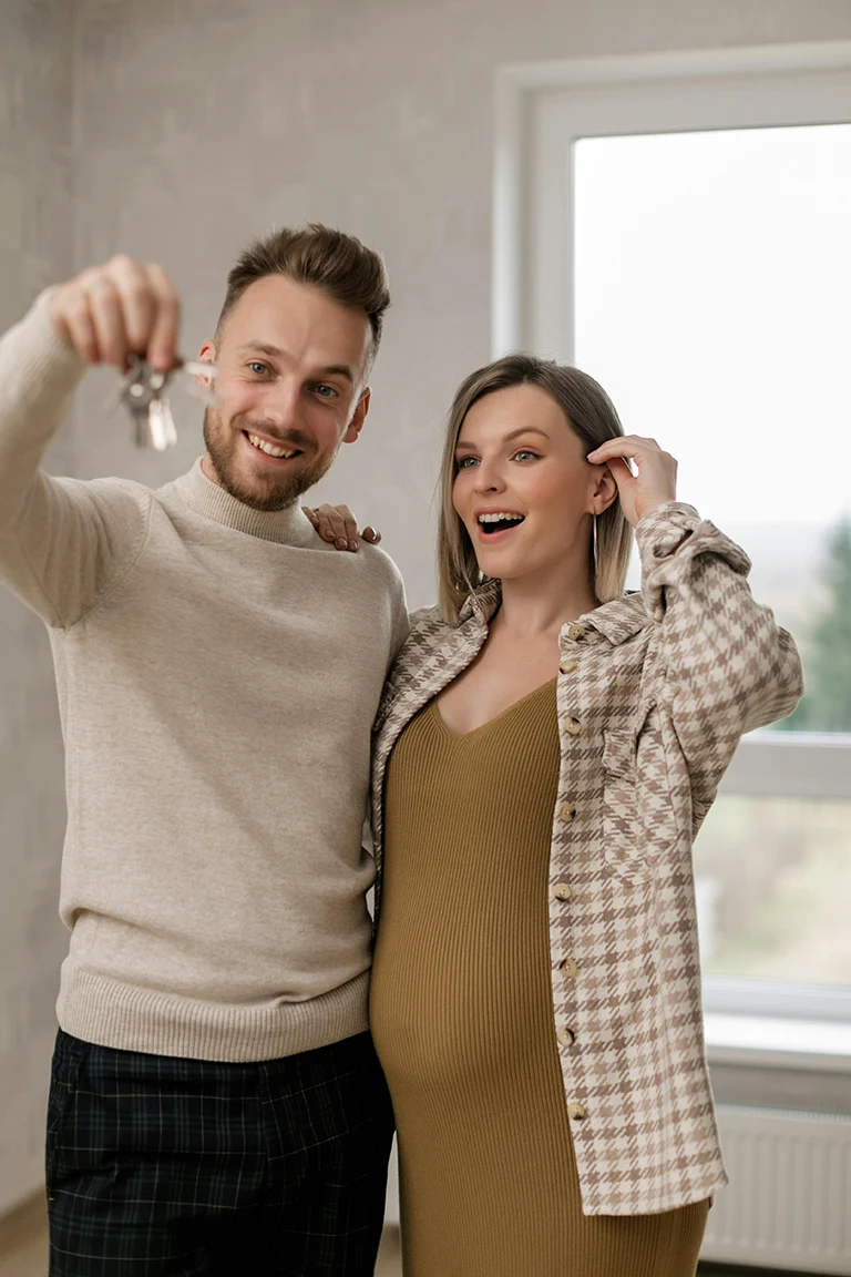 Une courtière immobilier parle avec un client au téléphone