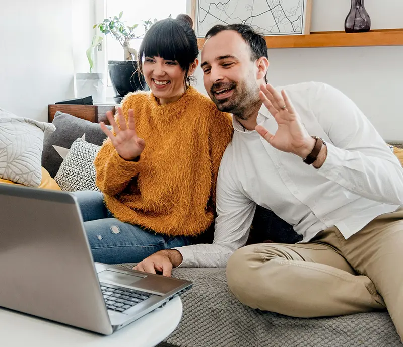 Un client parle avec un courtier immobilier dans un café sur un appel Zoom