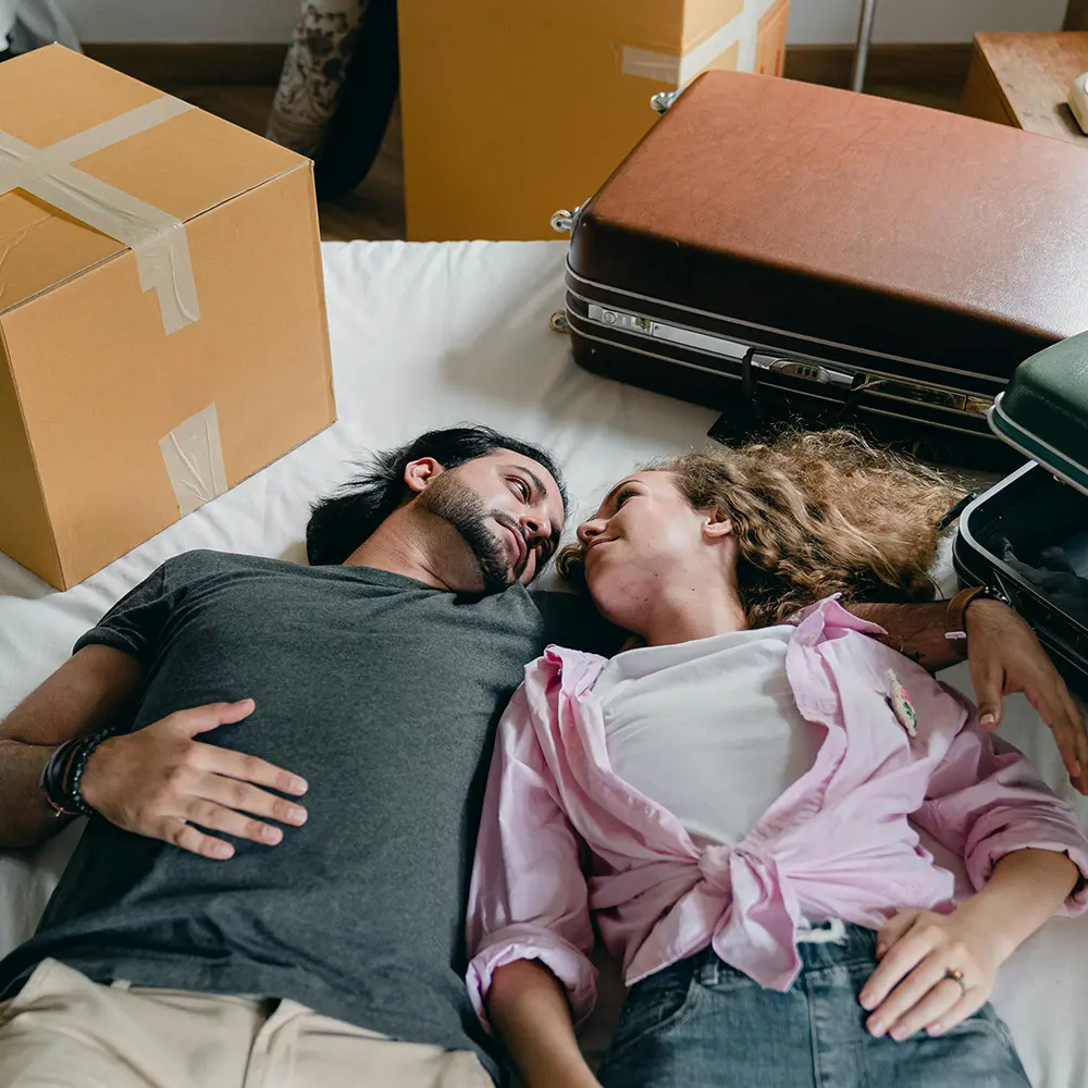 Jeune couple en déménagement après avoir acheté une maison